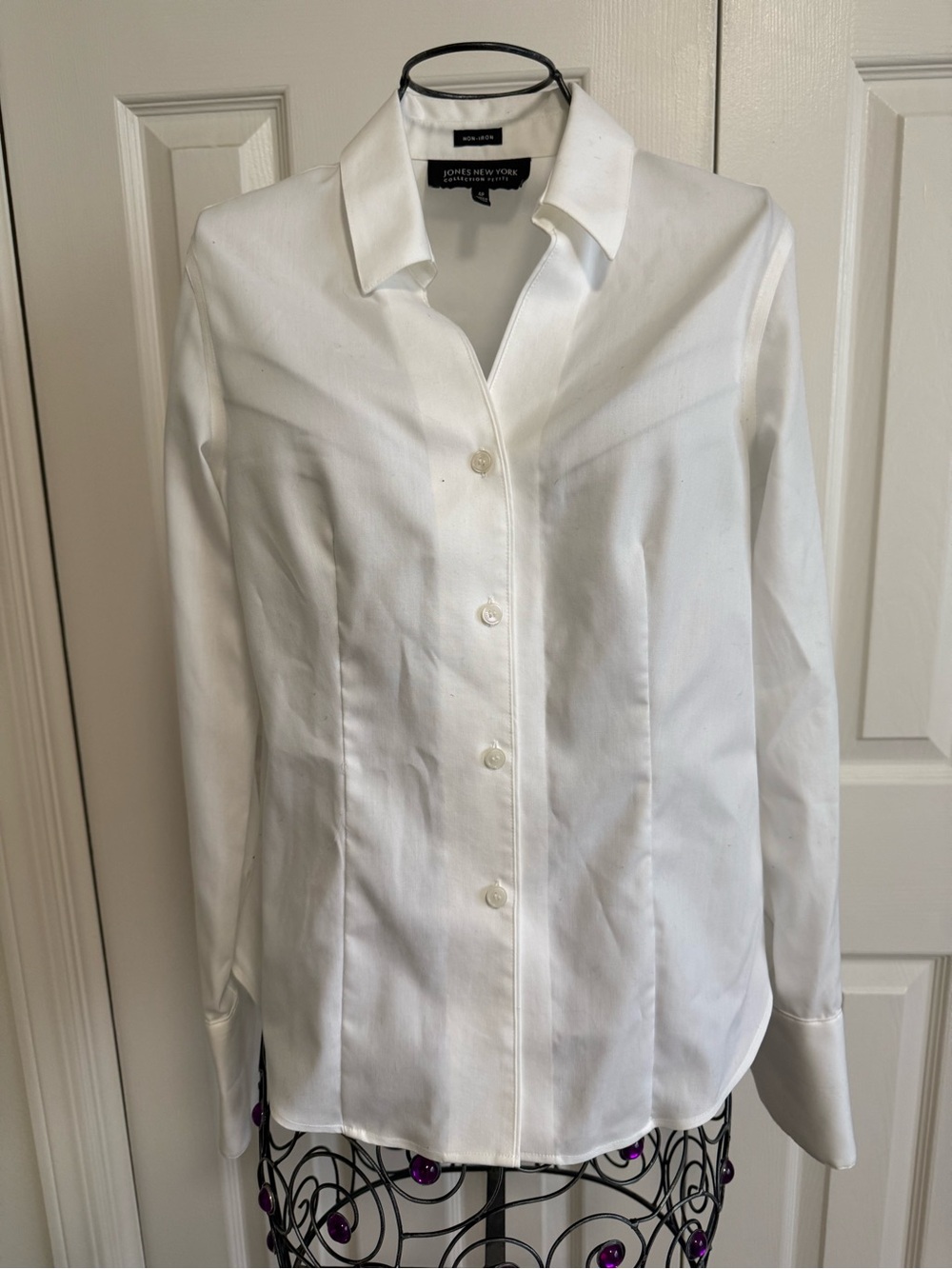 Jones New York White Button-Front Petite Blouse. V- neck. Fitted silhouette. 4P - Picture 2 of 6
